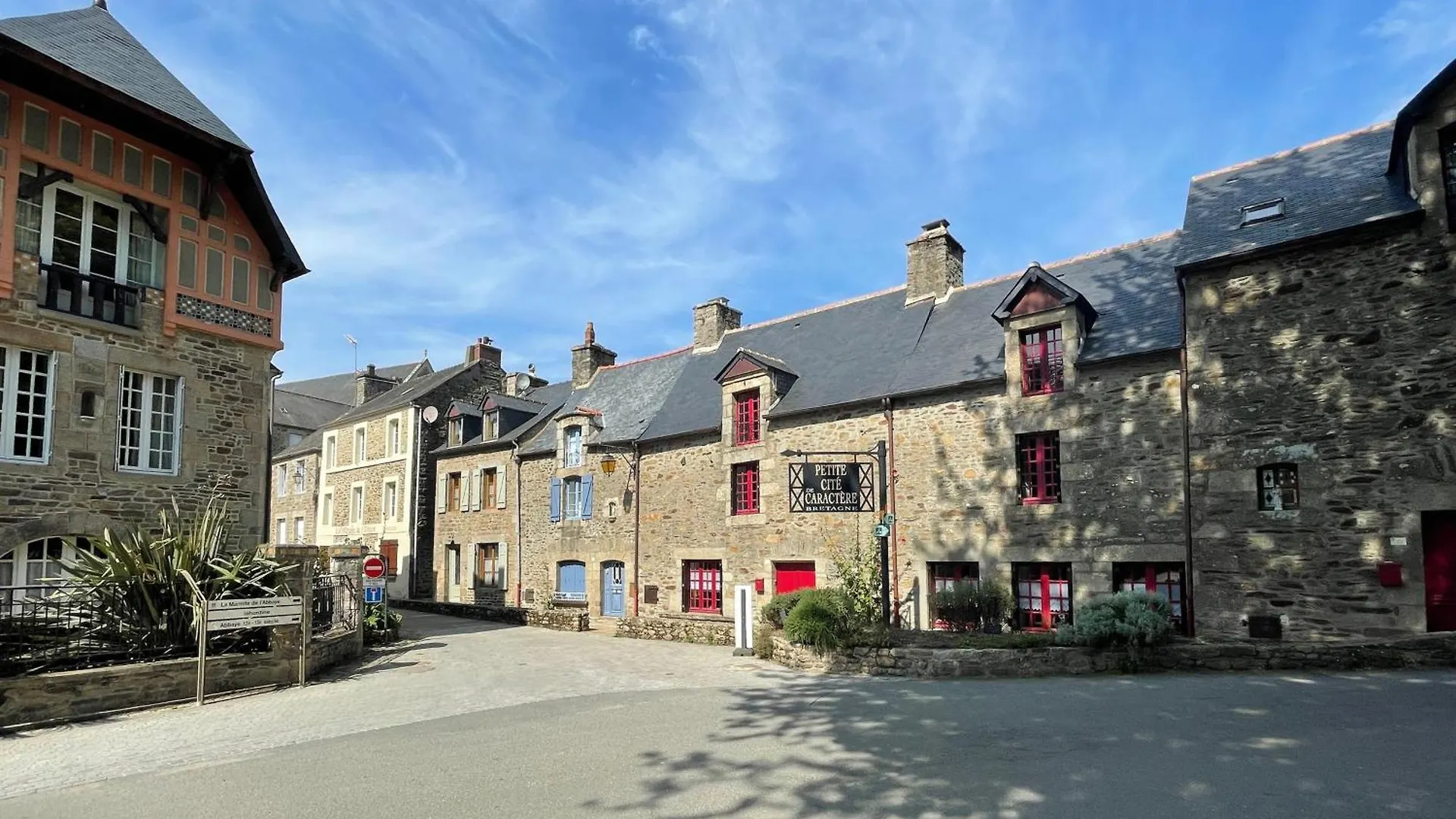Impasse Des Mysteres - La Maison Des Sorciers Lehon/Dinan 0*, Dinan France